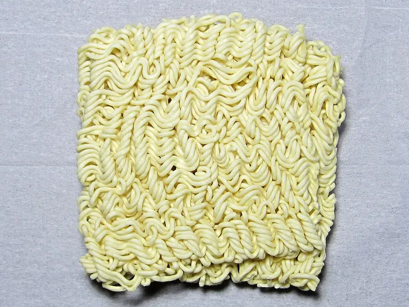 Bloque de fideos instantáneos sin cocinar