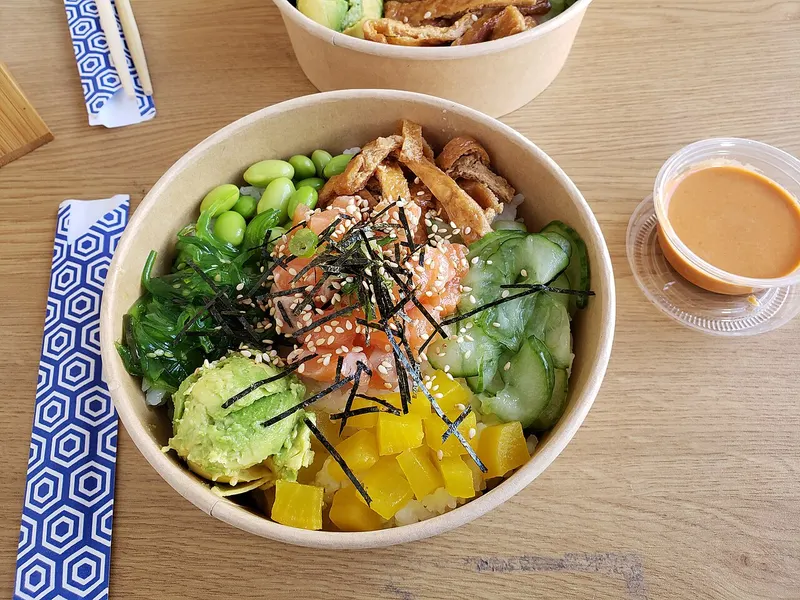 Poke de salmón con edamame, aguacate y pepino