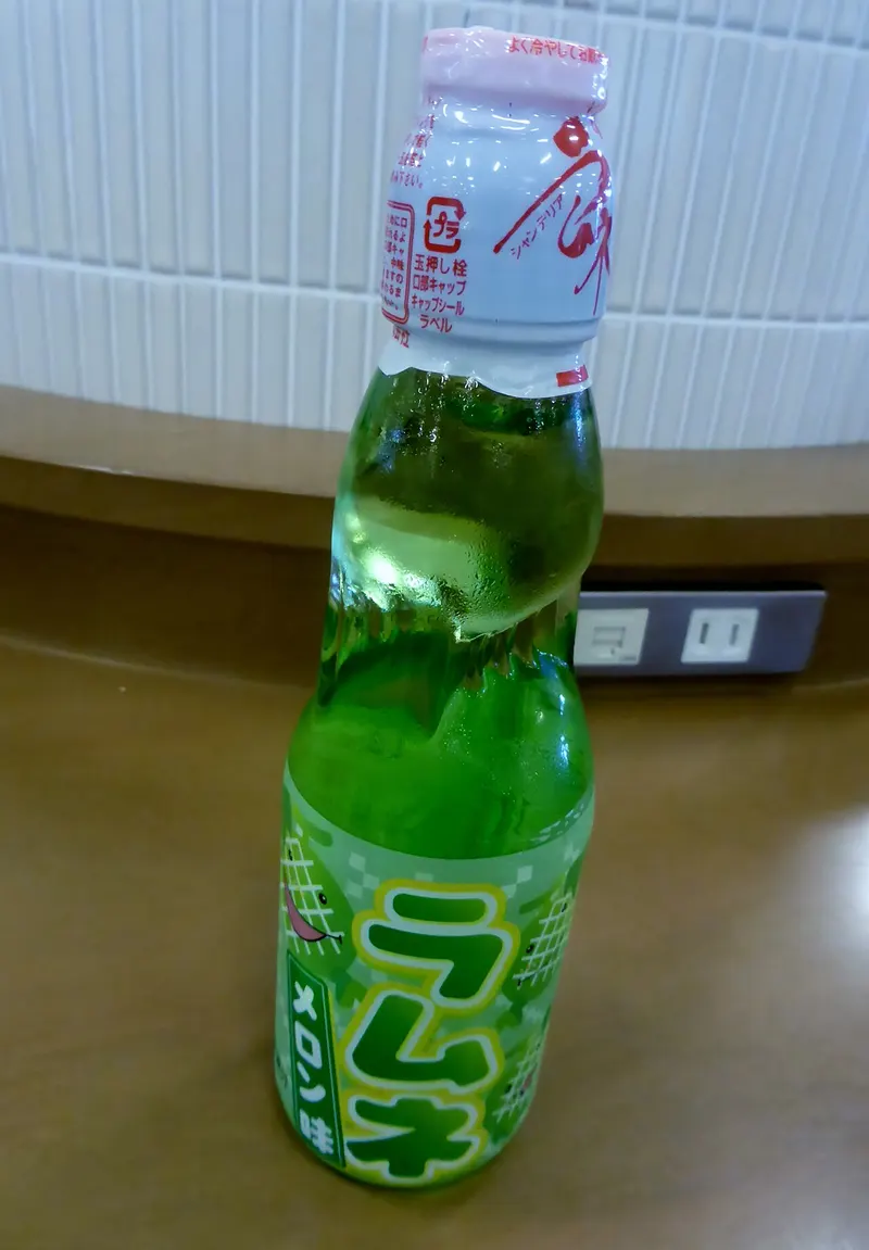 Botella de ramune de melón con la canica en el cuello